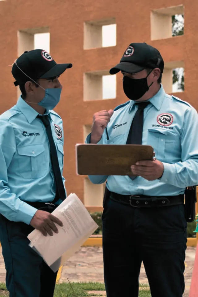 Personal de seguridad de Grupo León con uniforme revisando información
