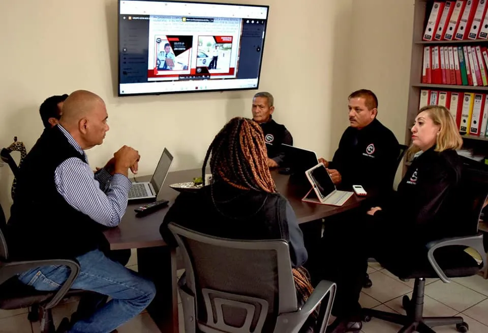 Equipo de protección personal de Grupo León planeando un esquema de seguridad en sala de juntas